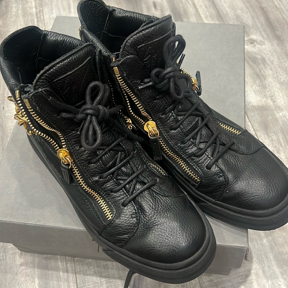 High top giuseppe zanotti size 42 black leather with gold chains in a condition